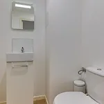 Roxane Spacious 3-bedroom With Terrace And Parking Just Steps דירה