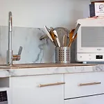 Roxane Spacious 3-bedroom With Terrace And Parking Just Steps Appartement *