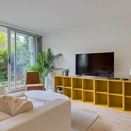 Roxane Spacious 3-bedroom With Terrace And Parking Just Steps *