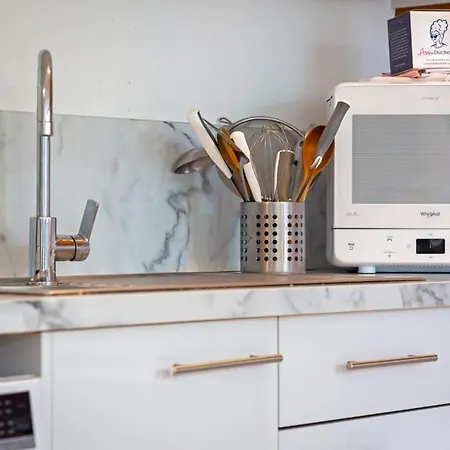 Roxane Spacious 3-bedroom With Terrace And Parking Just Steps Appartement *