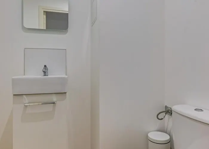 Roxane Spacious 3-bedroom With Terrace And Parking Just Steps Apartment