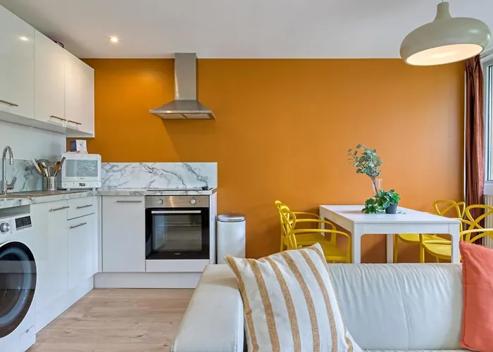 Roxane Spacious 3-bedroom With Terrace And Parking Just Steps