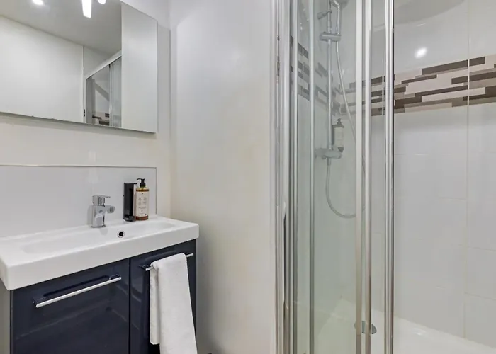 Apartment Roxane Spacious 3-bedroom With Terrace And Parking Just Steps