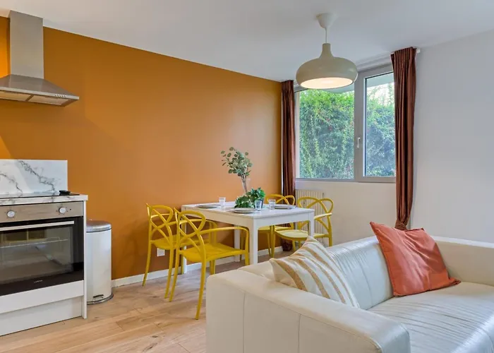 Apartment Roxane Spacious 3-bedroom With Terrace And Parking Just Steps