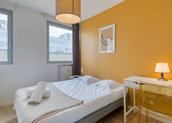 Apartment Roxane Spacious 3-bedroom With Terrace And Parking Just Steps *