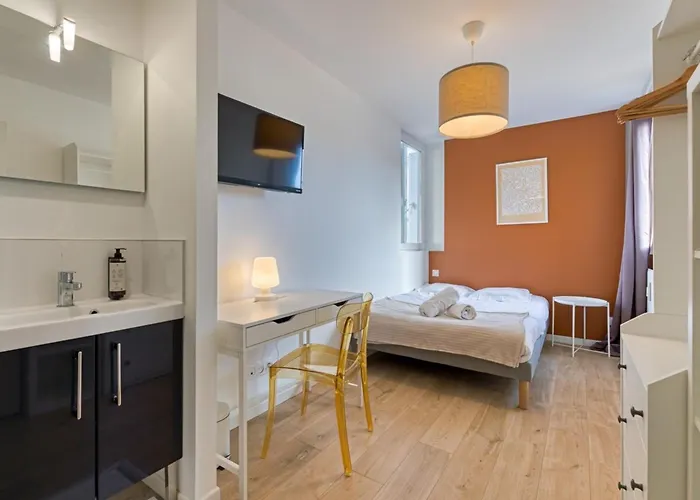 Apartment Roxane Spacious 3-bedroom With Terrace And Parking Just Steps